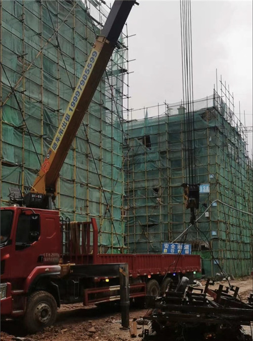 那曲市“慢工细活”—— 吊车的 “微动控制” 技术